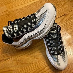 Men's Nike black/white air max 95 sneakers size 10